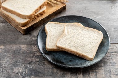 Tahta masada beyaz ekmek dilimleri