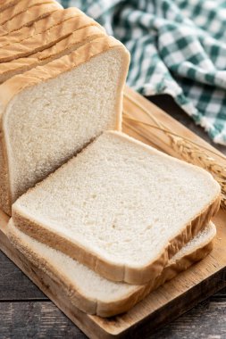 Tahta masada beyaz ekmek dilimleri