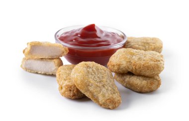 İştah açıcı tavuk nuggetları bir porsiyon ketçapla servis ediliyor, beyaz arka planda izole edilmiş. Koyu kahverengi, çıtır çıtır..