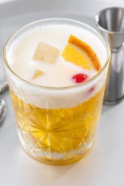 Beyaz mermer arka planda klasik viski kokteyli.