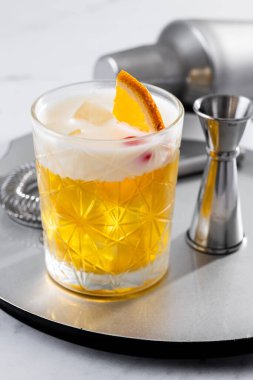 Beyaz mermer arka planda klasik viski kokteyli.