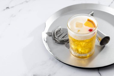 Beyaz mermer arka planda klasik viski kokteyli. Boşluğu kopyala