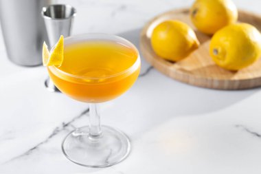 Beyaz mermer zemin üzerinde kağıt uçak kokteyli