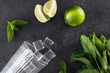 Siyah arka planda klasik Mojito Kokteyl malzemeleri. Üst Manzara. Boşluğu kopyala
