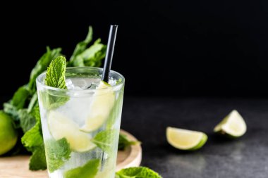 Siyah arka planda Lime ve Mint ile klasik Mojito Kokteyli. Boşluğu kopyala