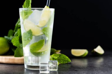Siyah arka planda Lime ve Mint ile klasik Mojito Kokteyli. Boşluğu kopyala