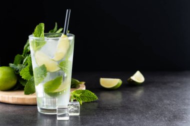 Siyah arka planda Lime ve Mint ile klasik Mojito Kokteyli. Boşluğu kopyala