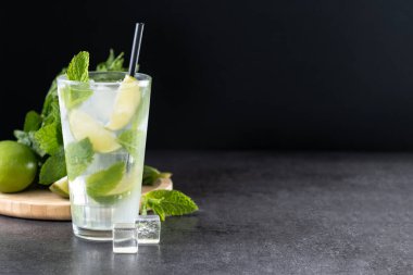 Siyah arka planda Lime ve Mint ile klasik Mojito Kokteyli. Boşluğu kopyala