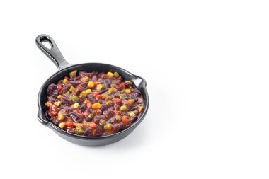 Beyaz arka planda izole edilmiş sebzeli Meksika fasulyesi. Boşluğu kopyala