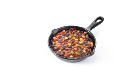 Beyaz arka planda izole edilmiş sebzeli Meksika fasulyesi. Boşluğu kopyala