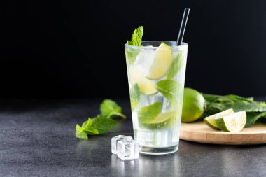 Siyah arka planda Lime ve Mint ile klasik Mojito Kokteyli. Boşluğu kopyala