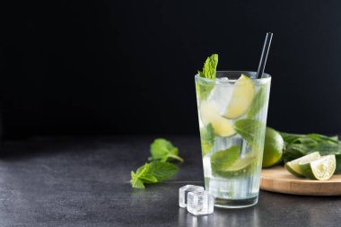 Siyah arka planda Lime ve Mint ile klasik Mojito Kokteyli. Boşluğu kopyala