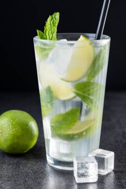 Siyah arkaplan üzerine Lime ve Mint ile klasik Mojito Kokteyli