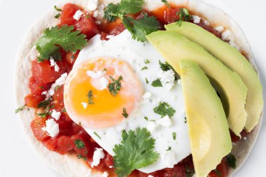 Huevos Rancheros beyaz arka planda izole edilmiş. Geleneksel Meksika kahvaltısı