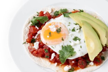 Huevos Rancheros beyaz arka planda izole edilmiş. Geleneksel Meksika kahvaltısı