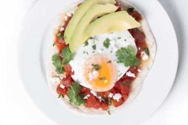 Huevos Rancheros beyaz arka planda izole edilmiş. Geleneksel Meksika kahvaltısı