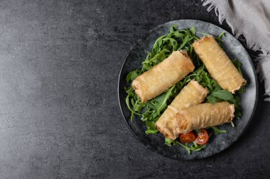 Çıtır sebzeler siyah arka planda yuvarlanır. Üst Manzara. Boşluğu kopyala