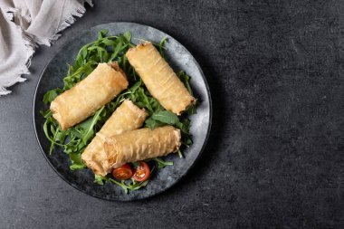 Çıtır sebzeler siyah arka planda yuvarlanır. Üst Manzara. Boşluğu kopyala