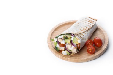 Beyaz arka planda izole edilmiş sebzeli ve avokadolu leziz ızgara tavuk dürümü. Boşluğu kopyala