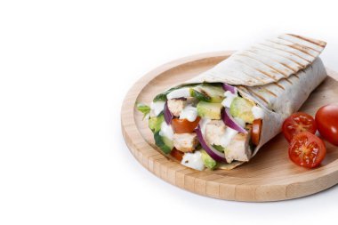 Beyaz arka planda izole edilmiş sebzeli ve avokadolu leziz ızgara tavuk dürümü. Boşluğu kopyala