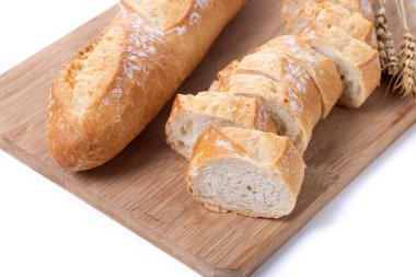 Beyaz arka planda izole edilmiş taze pişmiş Fransız ekmeği.