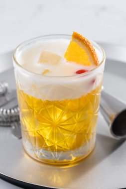 Beyaz mermer arka planda klasik viski kokteyli.