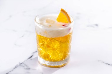 Beyaz mermer arka planda klasik viski kokteyli.