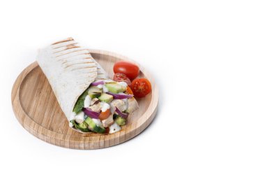 Beyaz arka planda, sebzeli ve avokadolu nefis bir ızgara tavuk dürümü.