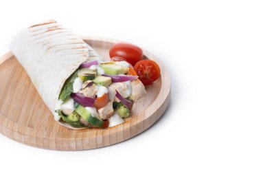 Beyaz arka planda, sebzeli ve avokadolu nefis bir ızgara tavuk dürümü.