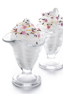 Beyaz arkaplanda serpiştirilmiş krema tadı