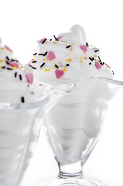 Beyaz arkaplanda serpiştirilmiş krema tadı