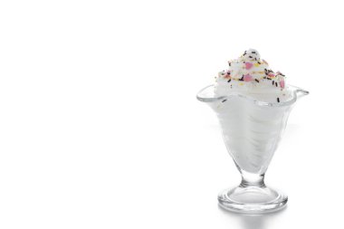 Beyaz arkaplanda serpiştirilmiş krema tadı