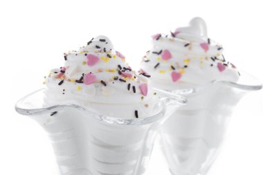 Beyaz arkaplanda serpiştirilmiş krema tadı