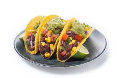 Vejetaryen taco ve malzemeler beyaz arka planda izole edilmiş.