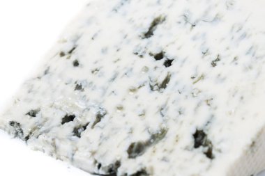 mavi peynir beyaz zemin üzerine izole parçası