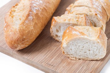 Beyaz Arkaplan 'da taze pişmiş Fransız Ekmeği. Kapat.