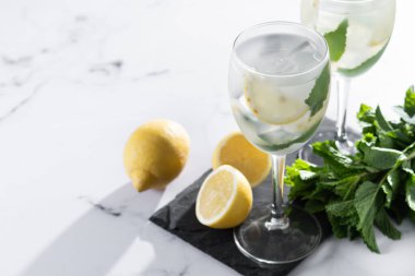 Hugo Spritz kokteyli beyaz mermer arka planda. Boşluğu kopyala