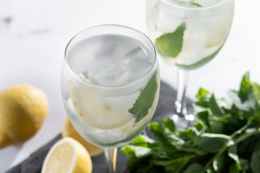 Hugo Spritz beyaz mermer arka planda cam karışımı