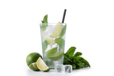 Beyaz Arkaplanda Lime ve Naneli Klasik Mojito Kokteyli