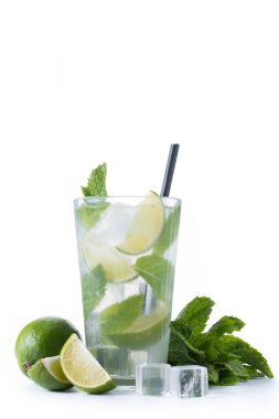 Beyaz Arkaplanda Lime ve Naneli Klasik Mojito Kokteyli