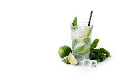Beyaz Arkaplanda Lime ve Naneli Klasik Mojito Kokteyli