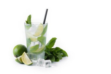 Beyaz Arkaplanda Lime ve Naneli Klasik Mojito Kokteyli