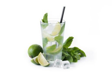 Beyaz Arkaplanda Lime ve Naneli Klasik Mojito Kokteyli