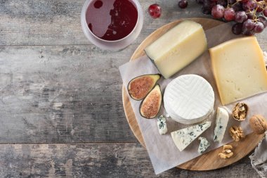 Tahta masada fındıklı, incirli ve üzümlü farklı peynirler.