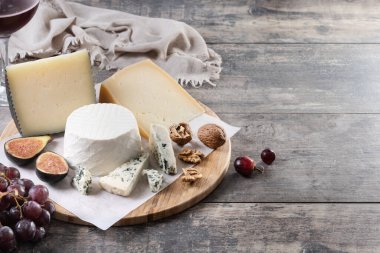 Tahta masada fındıklı, incirli ve üzümlü farklı peynirler.