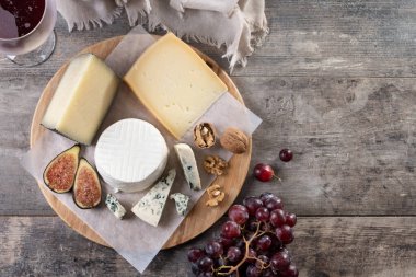 Tahta masada fındıklı, incirli ve üzümlü farklı peynirler.