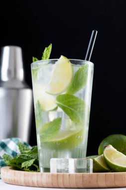 Siyah arka planda Lime ve Naneli Mojito Kokteyli