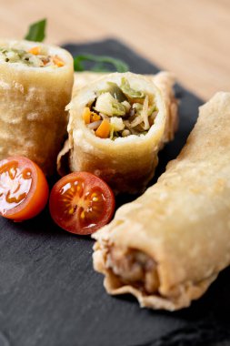 Çıtır çıtır sebzeler Tahta masada yuvarlanıyor