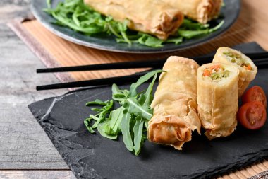 Çıtır çıtır sebzeler Tahta masada yuvarlanıyor