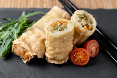 Çıtır çıtır sebzeler Tahta masada yuvarlanıyor